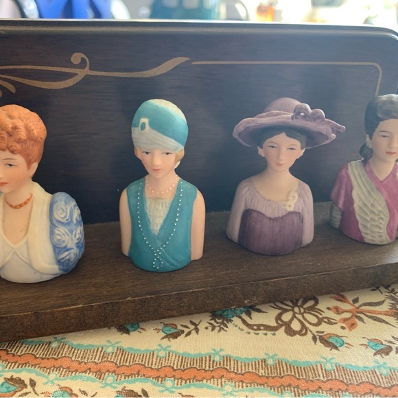 VTG Avon 1983-84 “American Fashion Lady” thimbal collection and rack - Picture 2 of 6